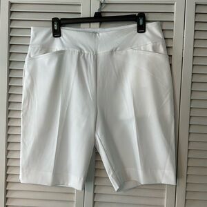 Gottex lifestyle Size 14 Bermuda style golf shorts with 2 front pockets.